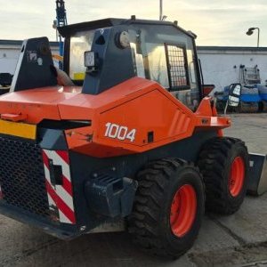 foto Locust 1004 motor Perkins 3.6t smykový nakladač
