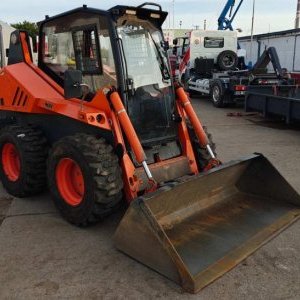 foto Locust 1004 motor Perkins 3.6t smykový nakladač