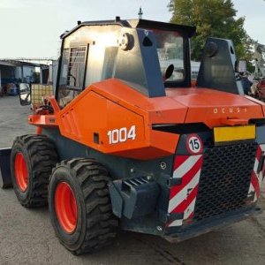 foto Locust 1004 motor Perkins 3.6t smykový nakladač