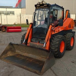 foto Locust 1004 motor Perkins 3.6t smykový nakladač